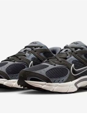 Nike Men's Grey and Black Athletic Running Shoes